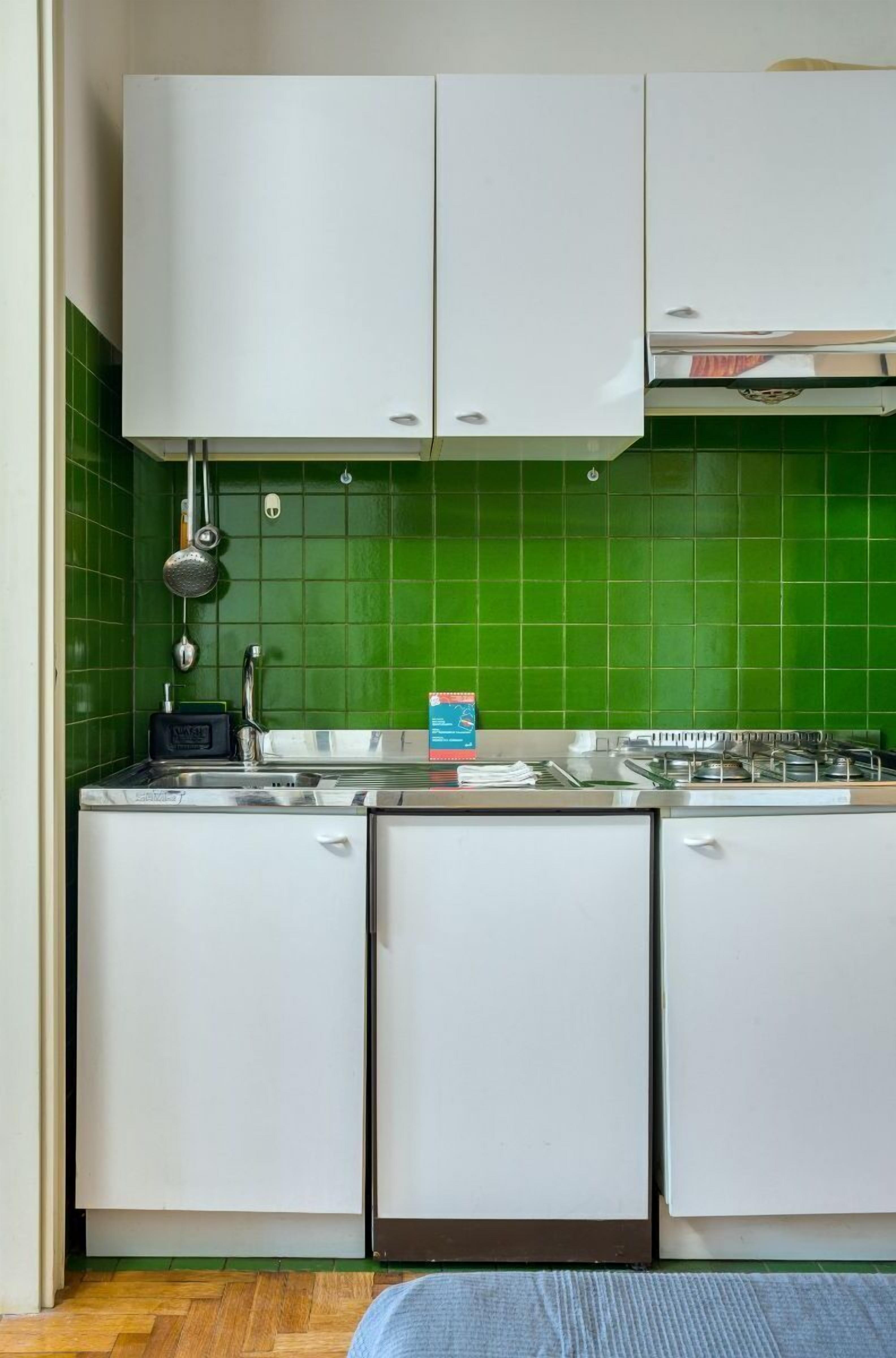 Kühlschrank, Ofen, Herdplatte, Wasserkocher mit Kaffee-/Teezubehör