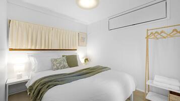 2 bedrooms, internet, bed sheets