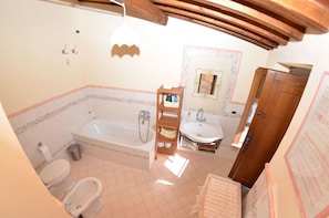 Shower - Al Vecchio Pozzo - Buti ,Tuscany (Buti)