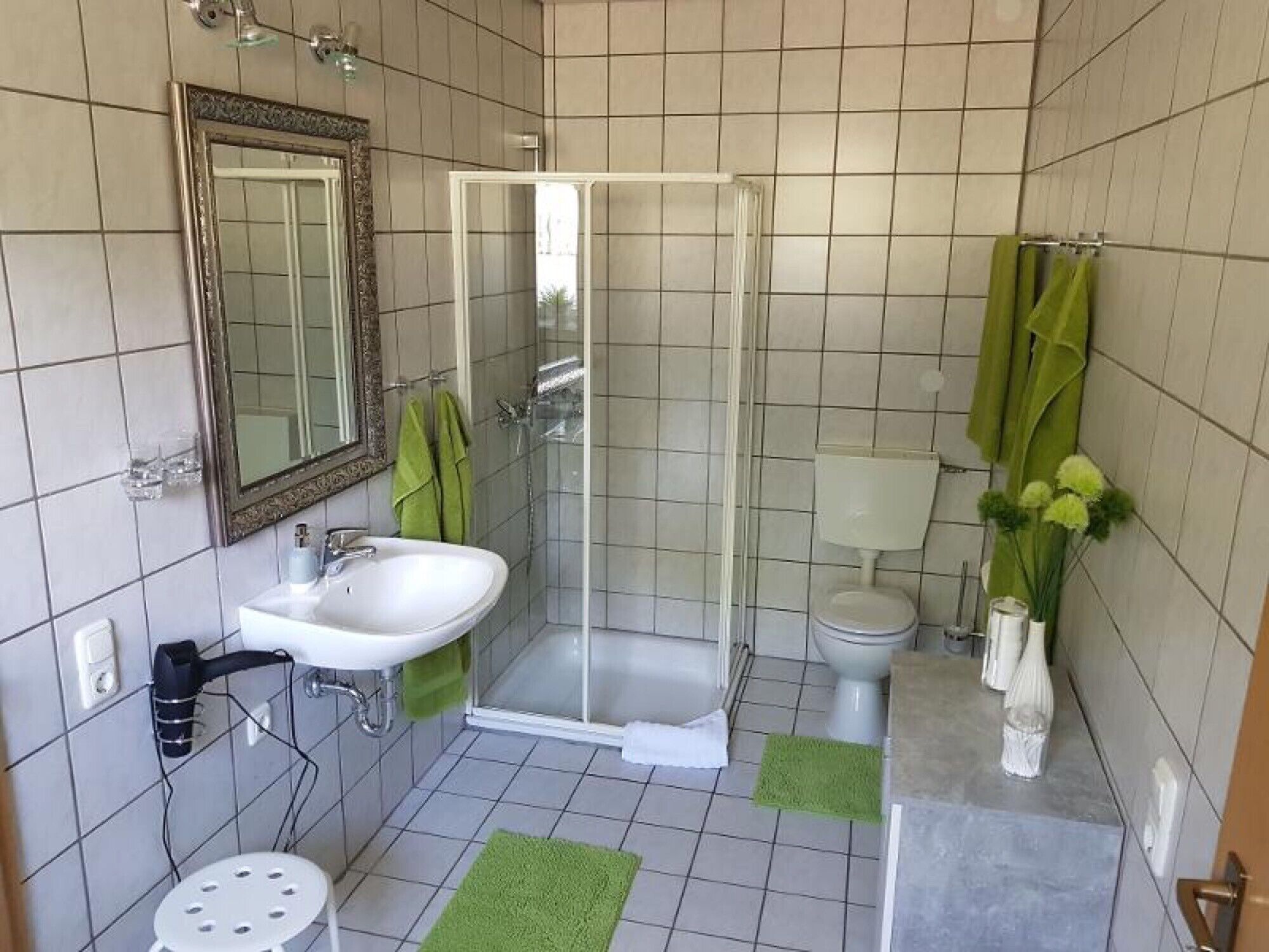 Douche, sèche-cheveux, serviettes fournies