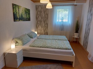 3 bedrooms, iron/ironing board, free WiFi, bed sheets