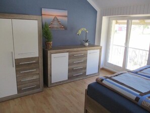 2 bedrooms, iron/ironing board, free WiFi, bed sheets