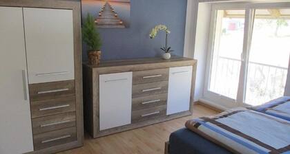 Ferienwohnung "Fewo 1 - Osterberg" mit Privatterrasse, Gemeinschaftsgarten & WLAN