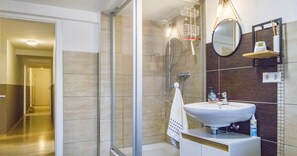 Shower, hair dryer, towels - Apartment 'Rebstock Nr 1' with Shared Garden and Wi-Fi (Bahlingen)