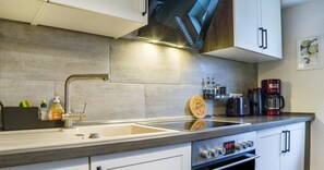 Geladeira, micro-ondas, fogão, cooktop