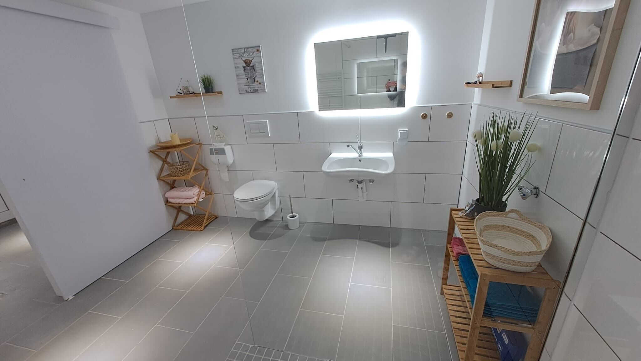 Een douche, een haardroger, handdoeken