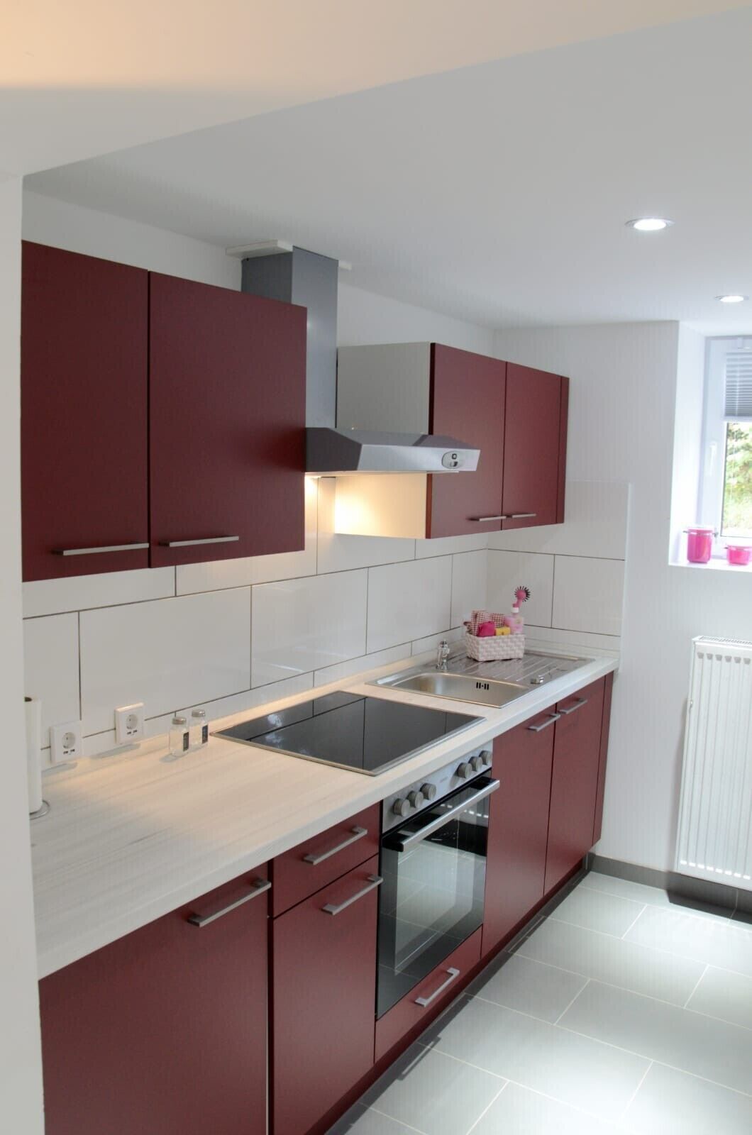 Fridge, oven, stovetop, coffee/tea maker