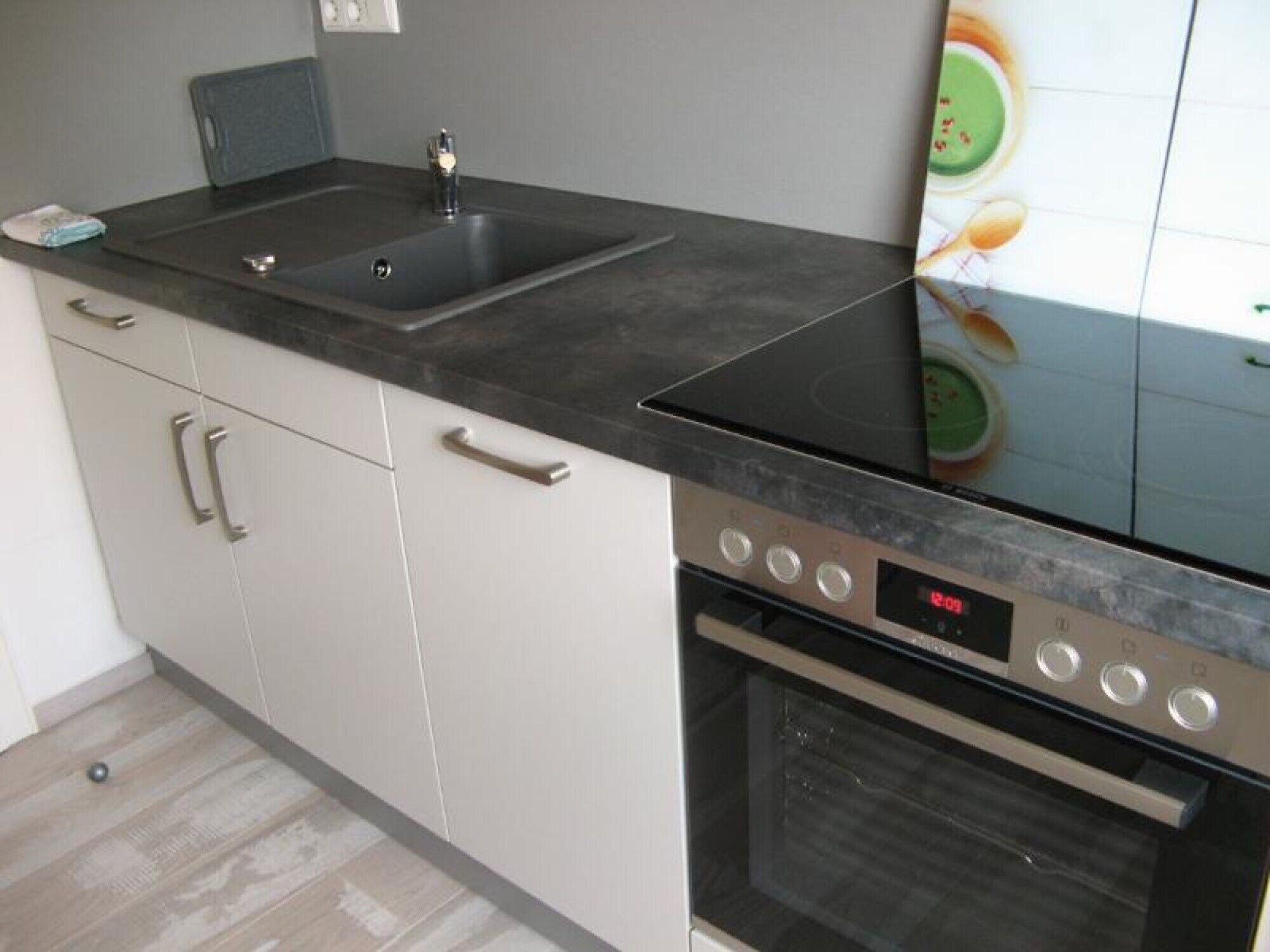 Kylskåp, mikrovågsugn, ugn och spishäll