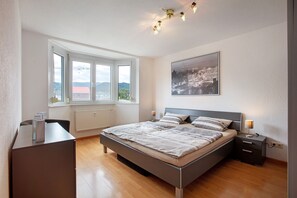 1 bedroom, iron/ironing board, free WiFi, bed sheets - Holiday Apartment "Haus Castellblick" with Mountain View, Balcony & Wi-Fi (Ballrechten-Dottingen)