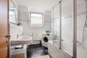 Een douche, handdoeken
