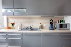 Fridge, microwave, oven, stovetop - Holiday Apartment "Haus Castellblick" with Mountain View, Balcony & Wi-Fi (Ballrechten-Dottingen)