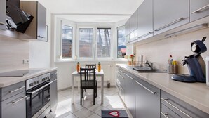 Una cocina moderna con comedor, ventanas amplias y vistas a la ciudad.