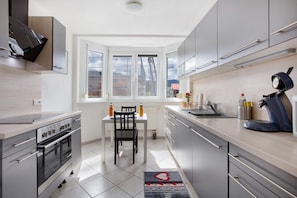 Fridge, microwave, oven, stovetop - Holiday Apartment "Haus Castellblick" with Mountain View, Balcony & Wi-Fi (Ballrechten-Dottingen)