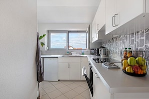 Kylskåp, mikrovågsugn, ugn och spishäll