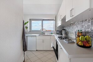 Kühlschrank, Mikrowelle, Ofen, Herdplatte