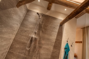 Shower, hair dryer, towels - Holiday Home 'Michels Mühle - Wieder Land Sehen' with Private Terrace, Private Garden and Wi-Fi (Brilon)
