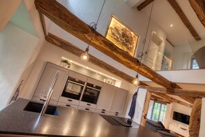 Fridge, microwave, oven, stovetop - Holiday Home 'Michels Mühle - Wieder Land Sehen' with Private Terrace, Private Garden and Wi-Fi (Brilon)