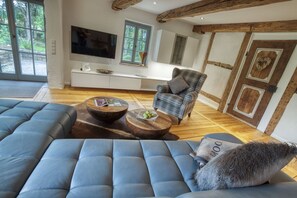 Una televisión, un reproductor estéreo