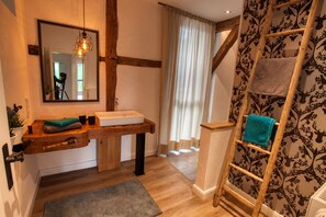 Douche, sèche-cheveux, serviettes fournies