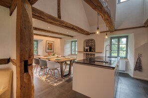 Fridge, microwave, oven, stovetop - Holiday Home 'Michels Mühle - Wieder Land Sehen' with Private Terrace, Private Garden and Wi-Fi (Brilon)