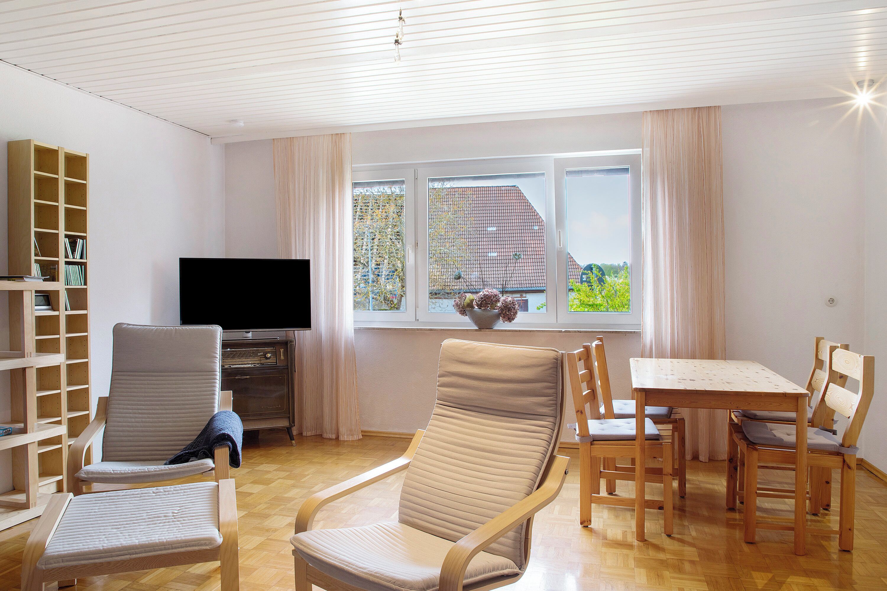 Fernseher, Kamin, Stereoanlage