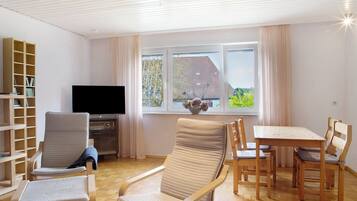 Fernseher, Kamin, Stereoanlage