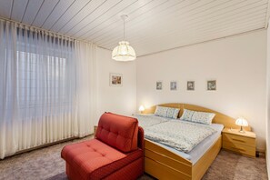 1 bedroom, free WiFi, bed sheets - Apartment 'Riedel Fronz' with Mountain View, Private Terrace and Wi-Fi (Lennestadt)
