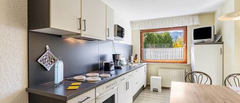 Frigorífico, microondas, horno y placa de cocina