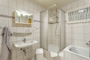 Shower, hair dryer, towels - Apartment 'Riedel Fronz' with Mountain View, Private Terrace and Wi-Fi (Lennestadt)