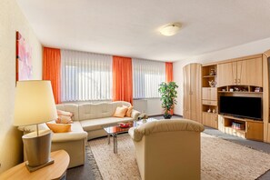 TV - Apartment 'Riedel Fronz' with Mountain View, Private Terrace and Wi-Fi (Lennestadt)