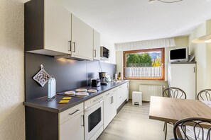 Frigorífic, microones, forn i placa de cuina 