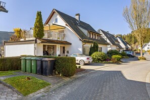 Exterior - Apartment 'Riedel Fronz' with Mountain View, Private Terrace and Wi-Fi (Lennestadt)