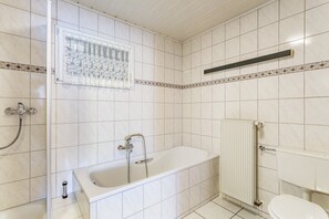 Shower, hair dryer, towels - Apartment 'Riedel Fronz' with Mountain View, Private Terrace and Wi-Fi (Lennestadt)