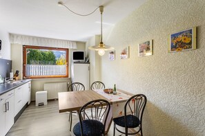 Dining - Apartment 'Riedel Fronz' with Mountain View, Private Terrace and Wi-Fi (Lennestadt)