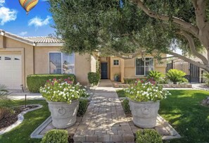 Exterior - Desert Paradise - Arcade, Casino, Spa, Play Area, Water Slide, Pool Table (Indio)