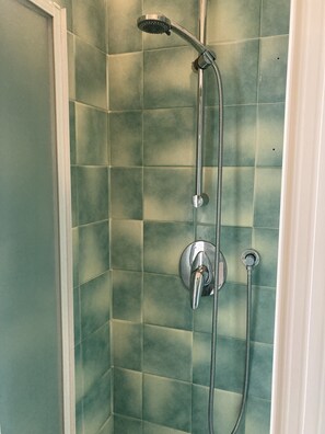Dusche, Haartrockner, Bidet, Handtücher