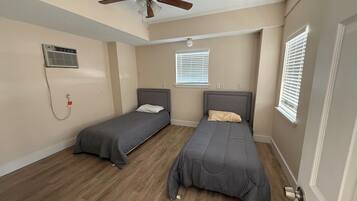 4 bedrooms, bed sheets
