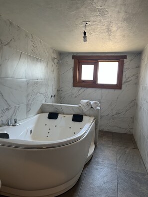 Shower, towels, soap, toilet paper - Cabaña Gardenia1 6p (Mazamitla)