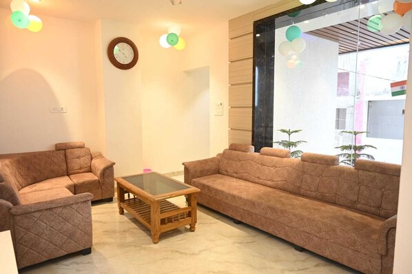 تلفزيون بشاشة مسطحة