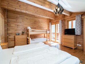 4 makuuhuonetta, silitysrauta/-lauta, internet