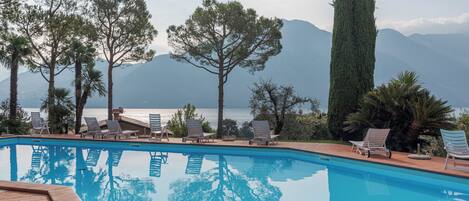 Una piscina al aire libre de temporada