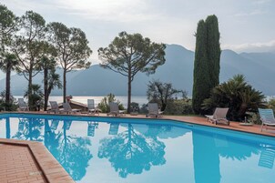 Una piscina al aire libre de temporada