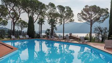 Een seizoensgebonden buitenzwembad