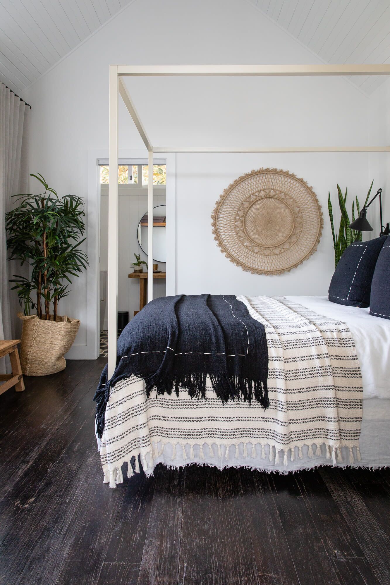 7 bedrooms, iron/ironing board, WiFi, bed sheets