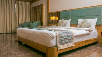 Basic Room, 1 King Bed | 1 bedroom, desk, soundproofing, free WiFi