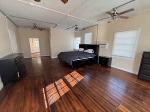 1 bedroom, bed sheets - Charming Waterfront house in Lafitte  (Barataria)