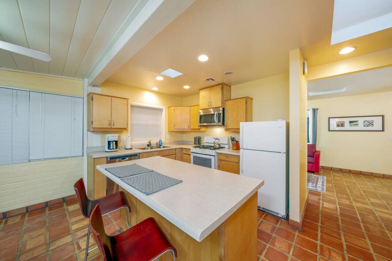 冷蔵庫、電子レンジ、オーブン、コンロ