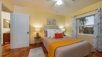 2 Schlafzimmer, Schreibtisch, Bügeleisen/Bügelbrett, Reisekinderbett