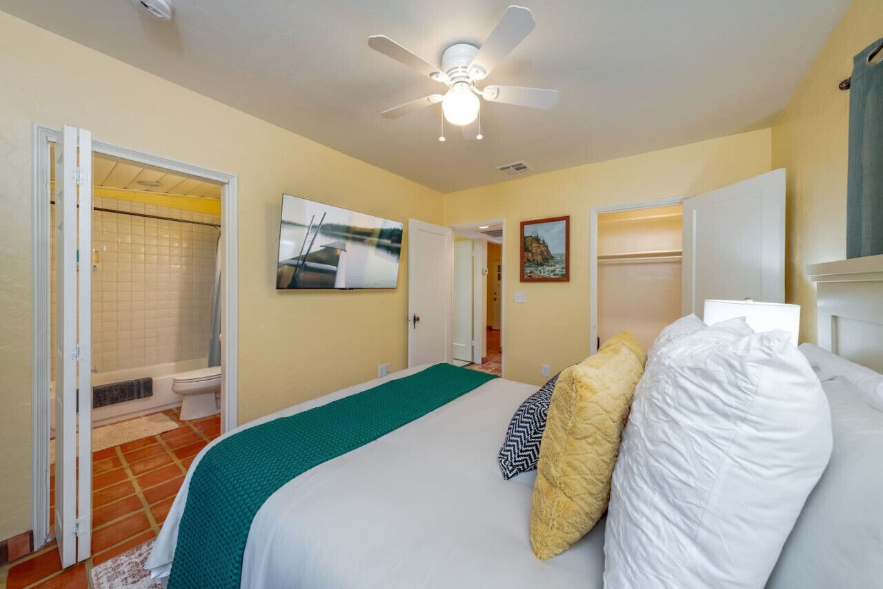 2 Schlafzimmer, Schreibtisch, Bügeleisen/Bügelbrett, Reisekinderbett