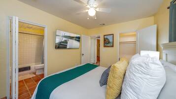 2 Schlafzimmer, Schreibtisch, Bügeleisen/Bügelbrett, Reisekinderbett